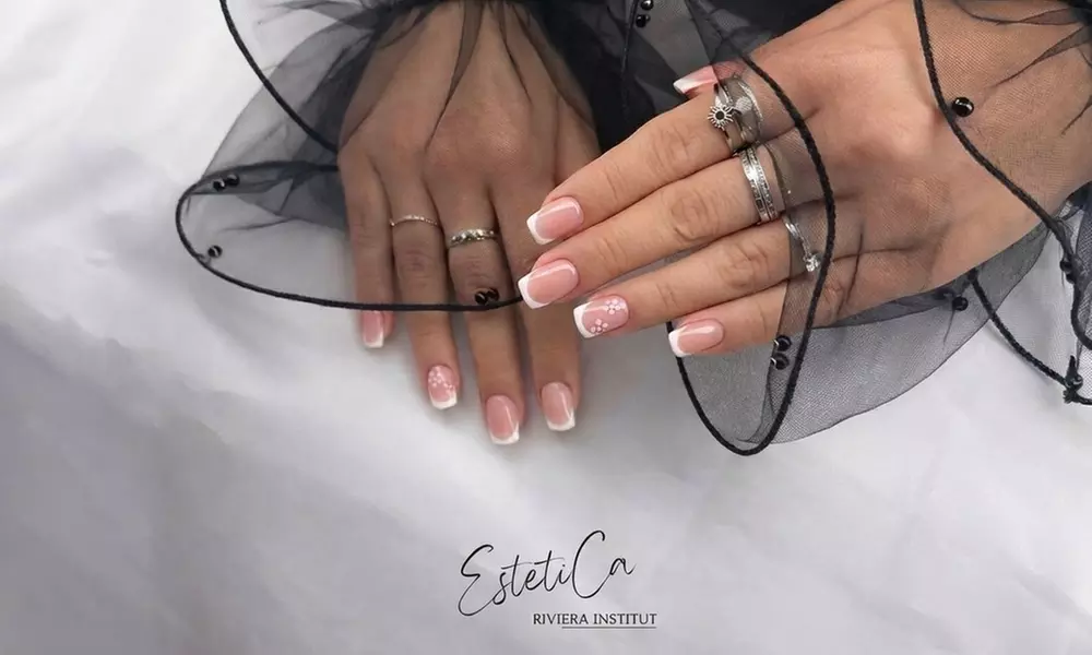 Ongles parfaits et résistants : pose américaine couleur ou French