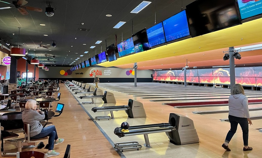 Image 4: 1 or 2 hours Bowling for Up to 6 People at a 40 Lanes Center + Food