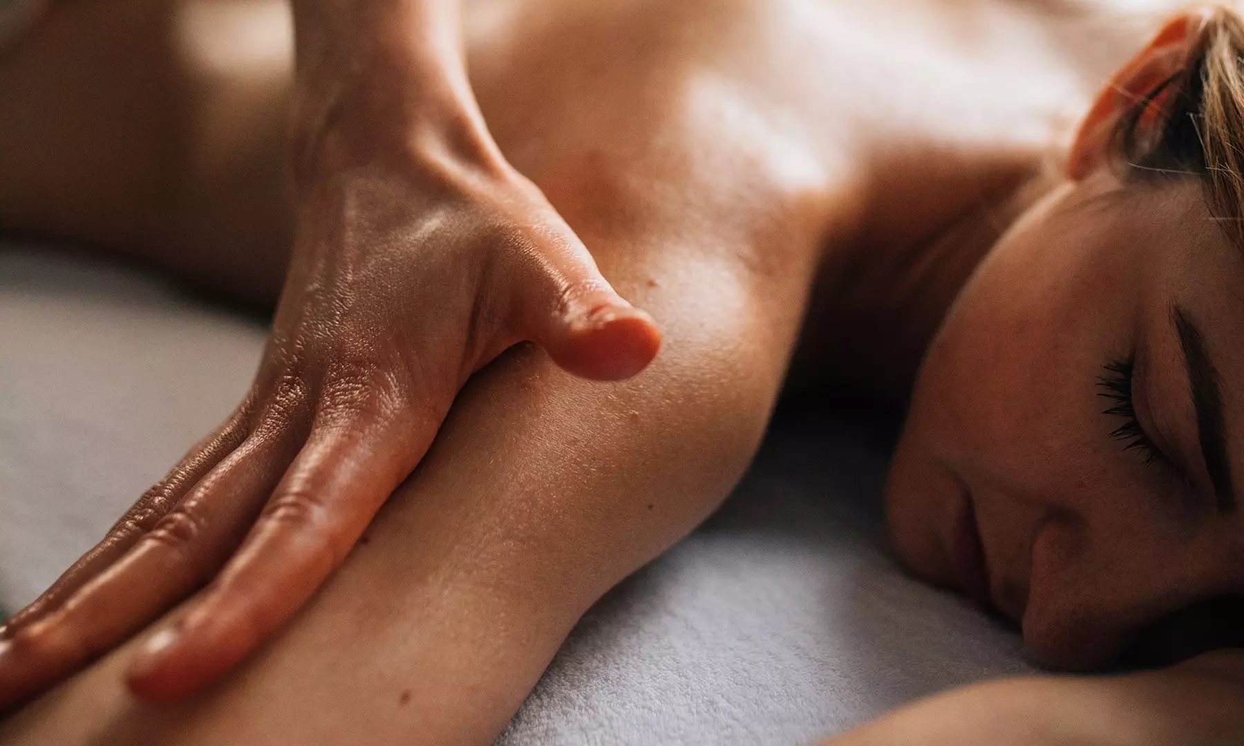 Masaje relajante y descontracturante con CBD en The Look Madrid