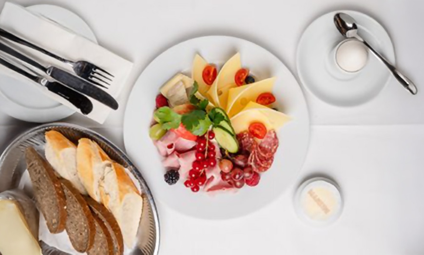 Image 1: Reichhaltiges Frühstück inkl. je ein Eiergericht für 2 oder 4 Personen