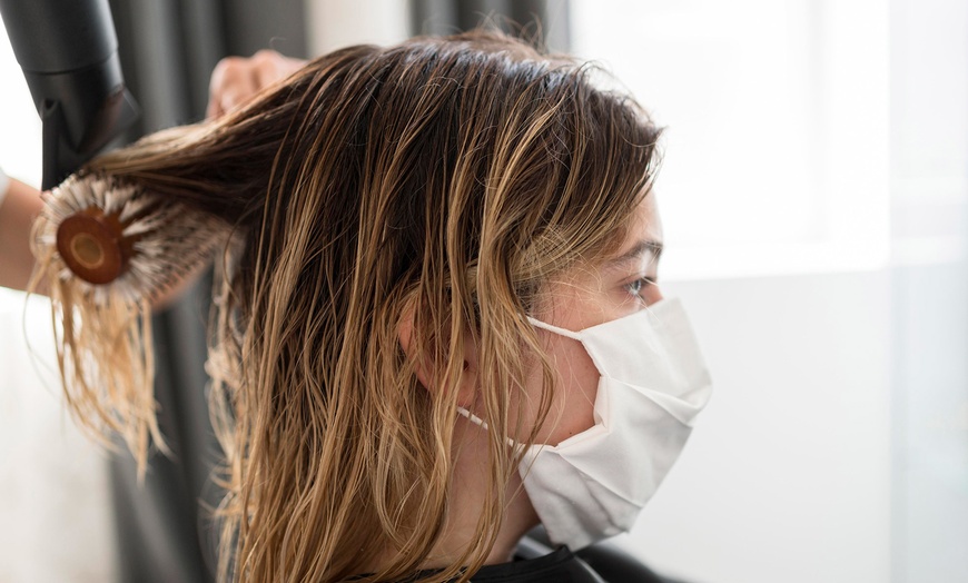 Image 3: Sesión de peluquería, válida para melena corta o mediana