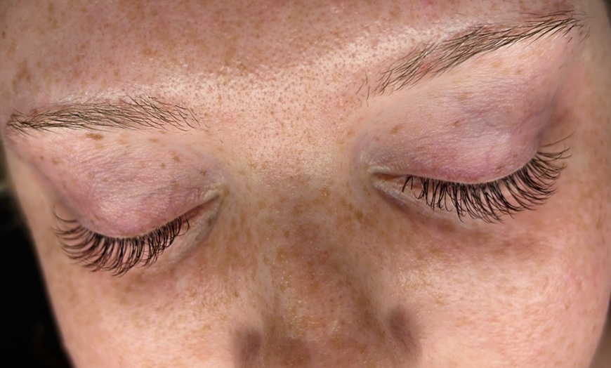 Image 4: 180-Min Classic, 210-Min Hybrid, or 180-Min Volume Lashes Extensions