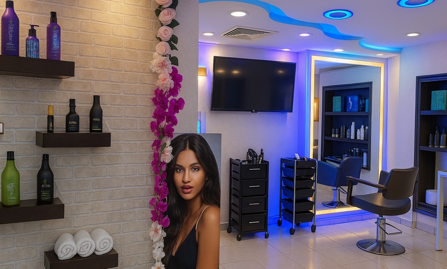 Image 2: Classic Eyelashes or Full Set of Eyelash Extension Plus 1 or 3 Refills