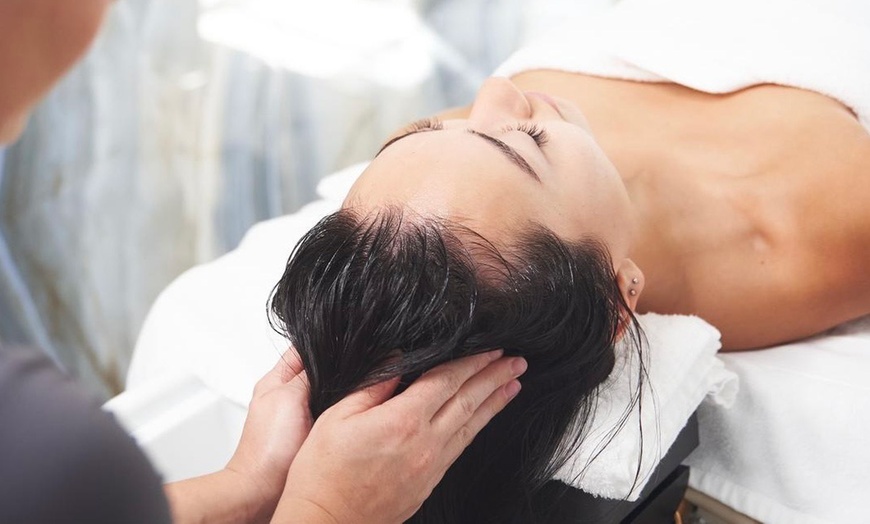 Image 2: Experiencia de spa capilar japonés deluxe con bebida de cortesía