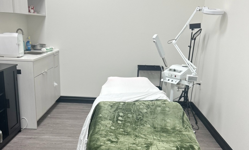 Image 2: 60 Min Herbal Hand Treatment + 90 Min Dermal Revitalization Facial