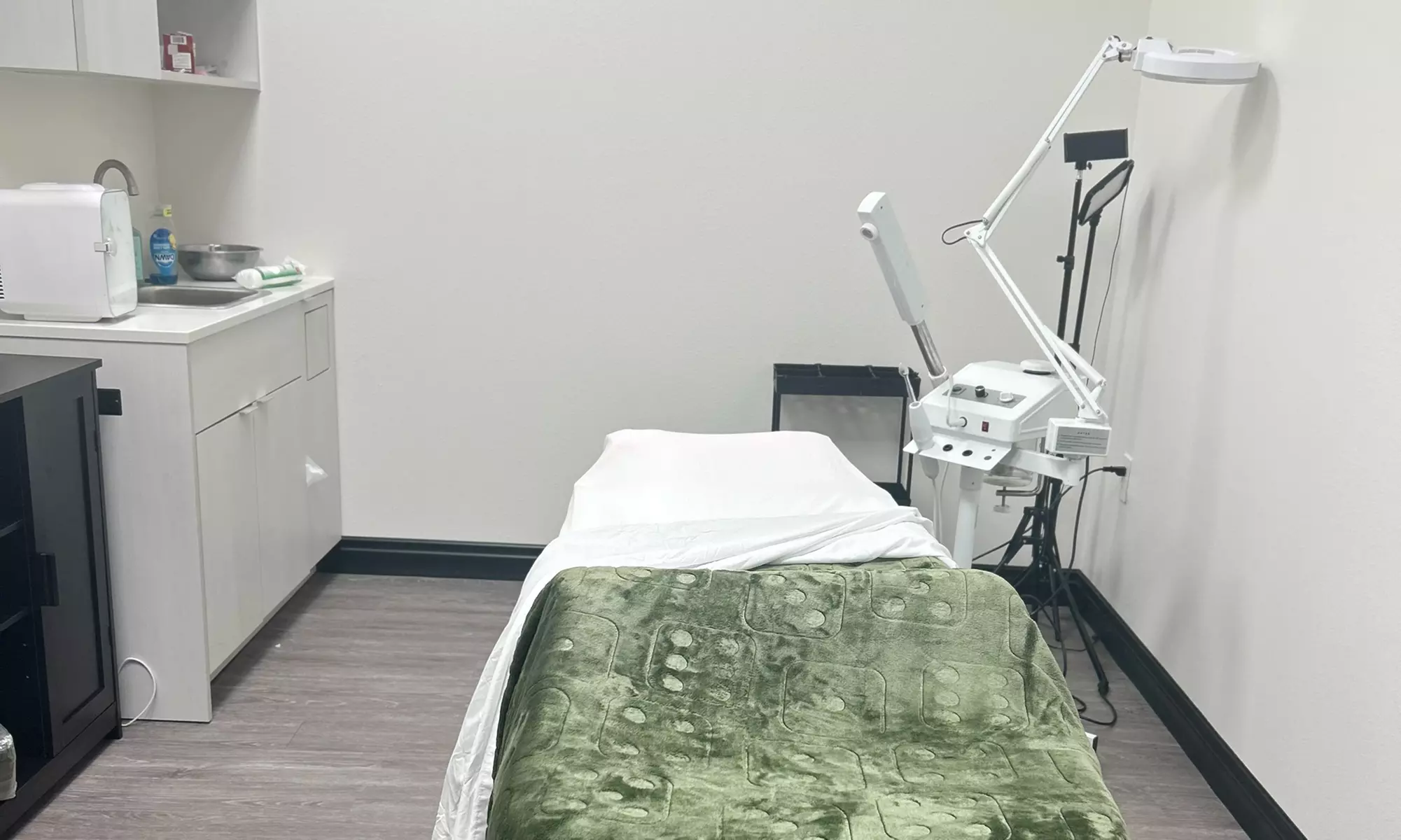 60 Min Herbal Hand Treatment + 90 Min Dermal Revitalization Facial