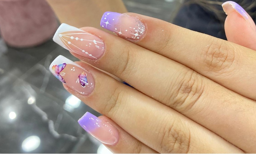 Image 7: Manicura, pedicura o primera puesta de uñas de gel/acrílico y diseño 