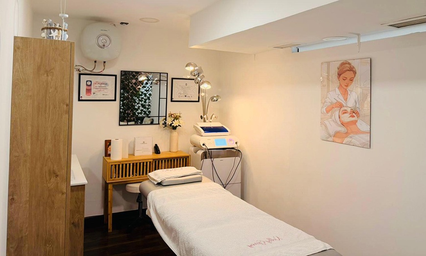 Image 2: 1 o 3 sesiones de tratamiento facial o corporal con aparatología