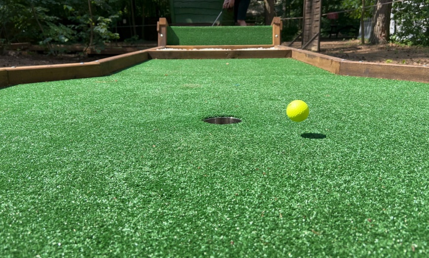 Image 1: Mini Golf: 1 lub 2 gry na 12 dołkach i unikalne wyzwania dla 2-4 osób