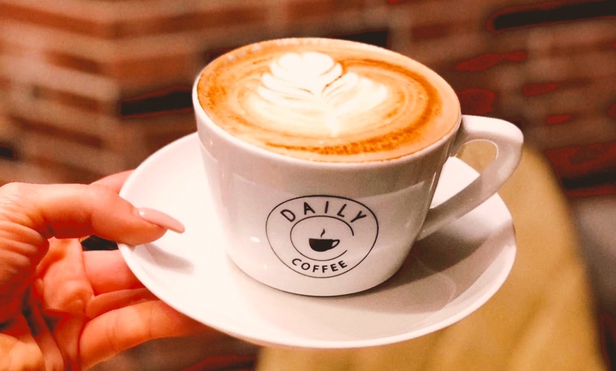 Image 5: Kuchen od. Torte & Kaffee-/ Matcha-Spezialität nach Wahl für 2-4 Pers.