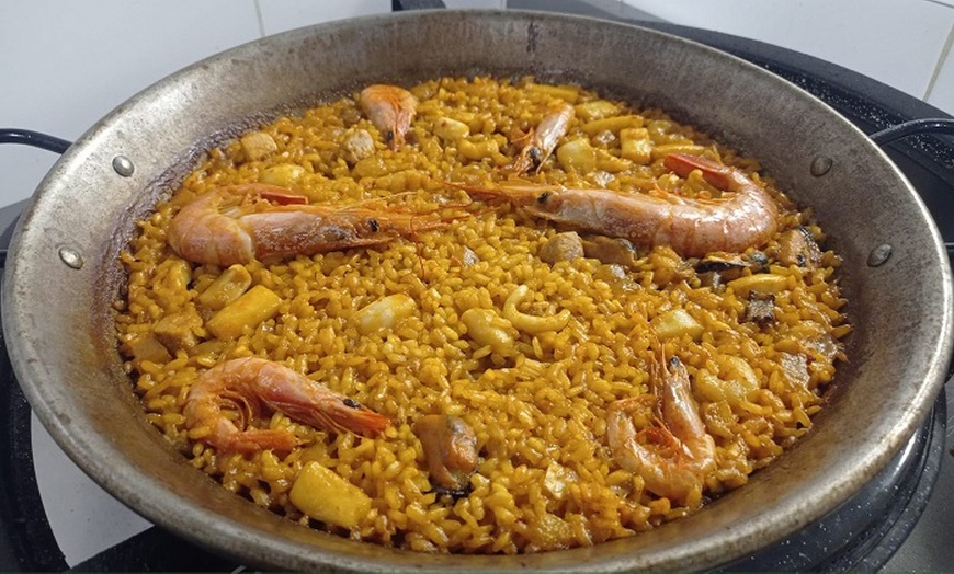 Image 5: Menú de paella para 2 o 4 personas con botella de vino
