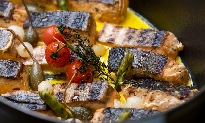 Image 2: 5* Seafood Night with Choice of Beverages for 1 Child or Upto 4 Adults