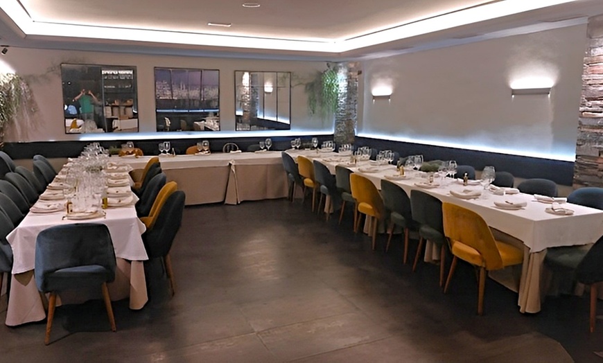 Image 14: Menú tradicional español con opción a botella de vino para 2 o 4