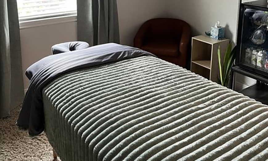 Image 2: Get 60 / 90 Min Deep Tissue or Swedish Massage with Hot Stones & Oil
