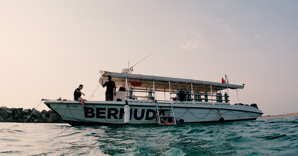 Discover Scuba Diving In Dubai – Guided Boat Dive Experience Discover Scuba Diving In Dubai – Guided Boat Dive Experience