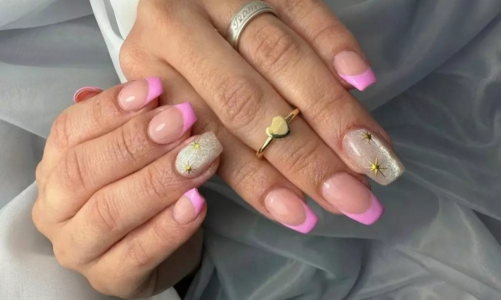 Uñas acrílicas con permanente y decoración o manicura y pedicura
