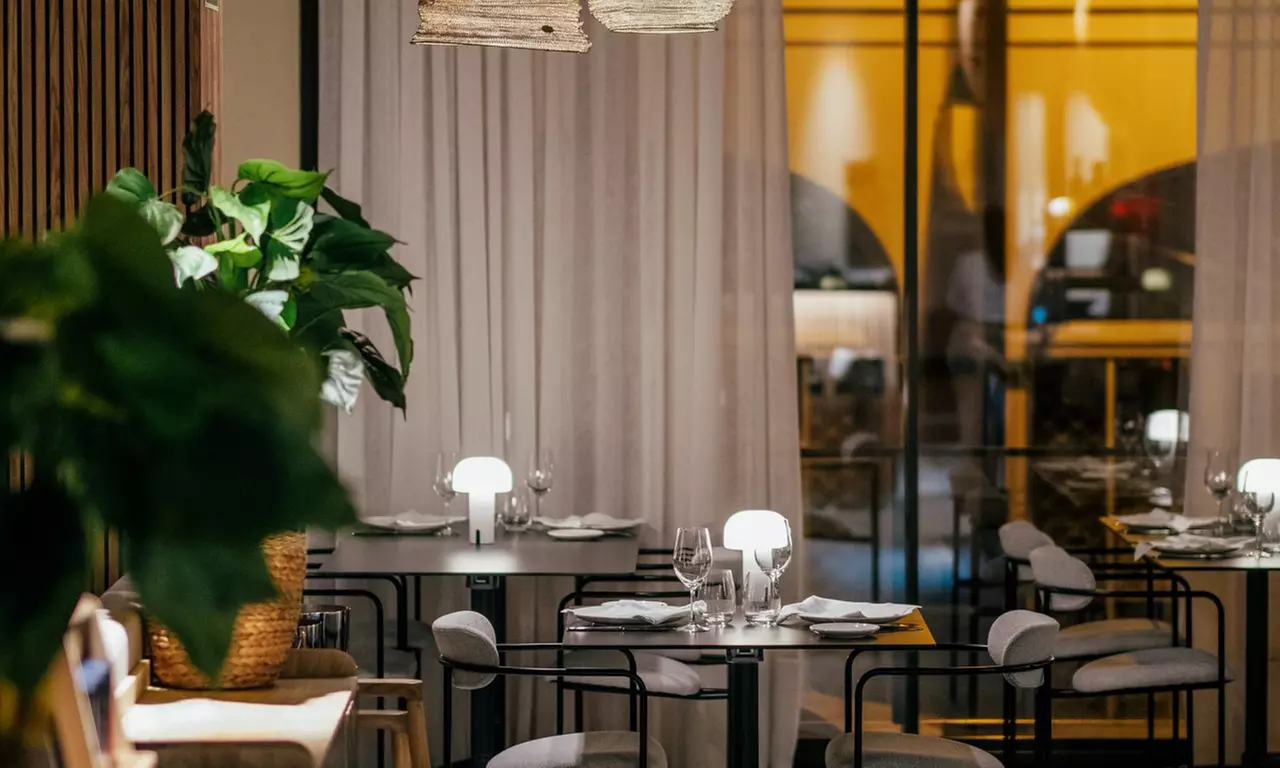 Menú de cena gourmet con 4 pases y vino para 2 o 4 al lado de la playa