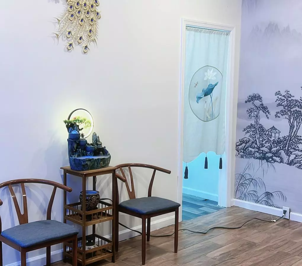50-Min Choice of Massage with Massage Oil or 30-Min Custom Foot Detox