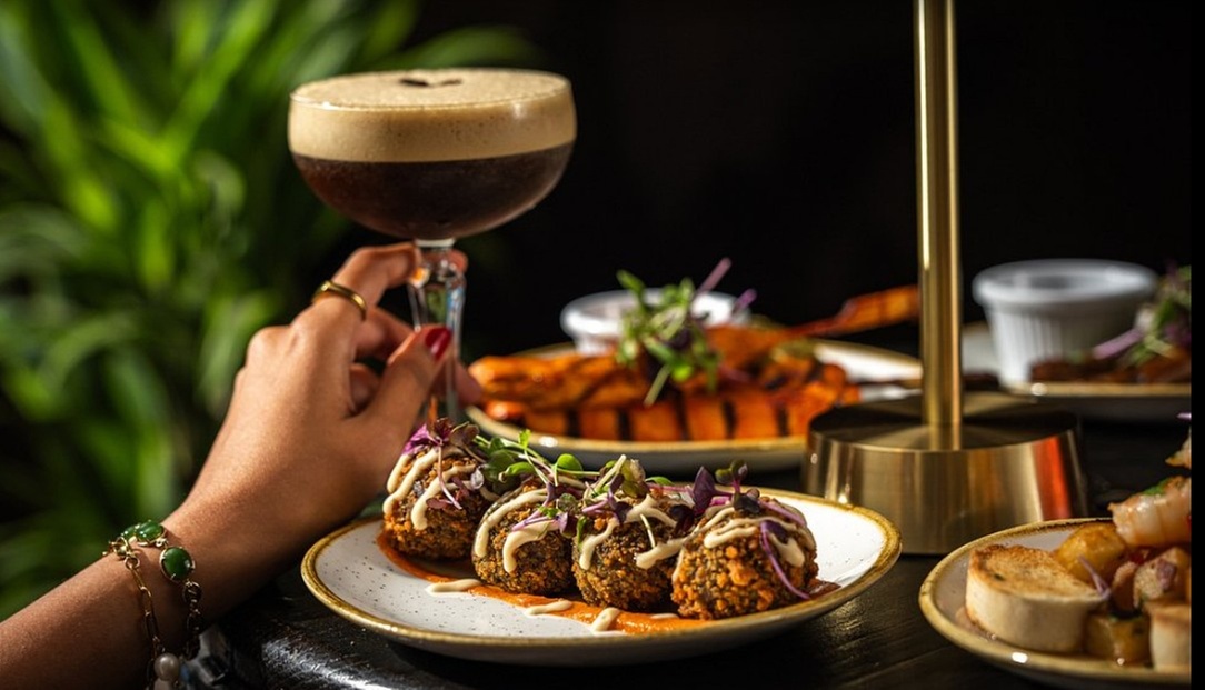 Enjoy Friday Live Jazz Night With A Gourmet Main Course & Wine, Perfect For 1, 2, Or 4 People, (Up to 43% Off)