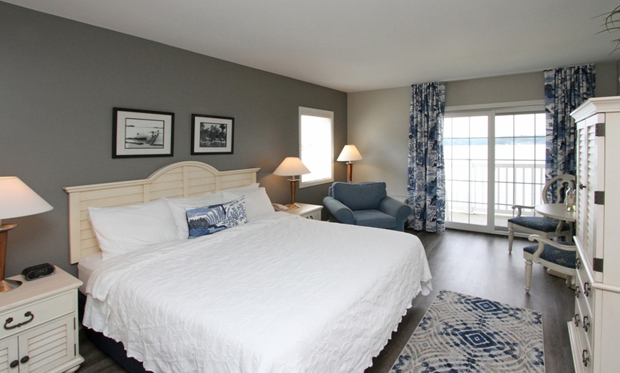 Image 3: Lakeside Resort in the Michigan With Breakfast & Scenic Views