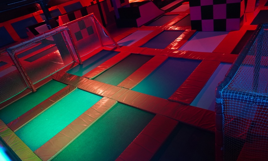Image 3: ¡Saltos y diversión! Acceso a Salting para hasta 2 adultos y 2 niños
