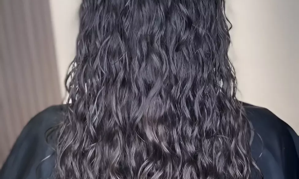 Stralend haar met volume en glans na een professionele blowdry