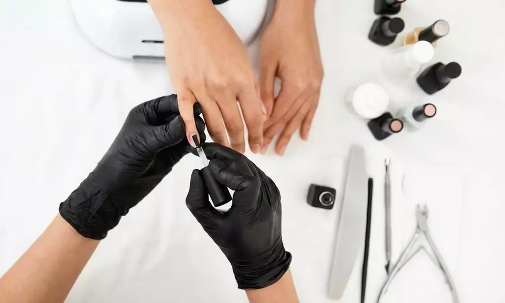 Klassische oder Shellac-Maniküre und/oder klassische Pediküre, opt. mit Lack für 1 Person (bis zu 34% sparen) - Second Medium