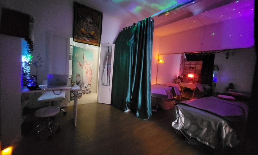 Image 3: Masaje de hasta 90 min. con opción a aparatología drenante y más 