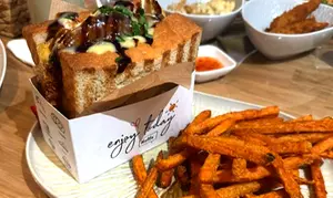 Korean Eggdrop Toast Menü nach Wahl inkl. Pommes oder Süßkartoffel & Softdrink für 1-4 Personen (bis 39% sparen)