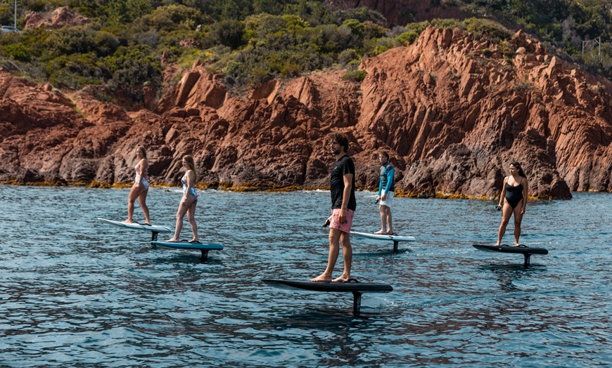 Image 6: Initiez-vous à l'eFoil et survolez les eaux méditerranéennes à Cannes