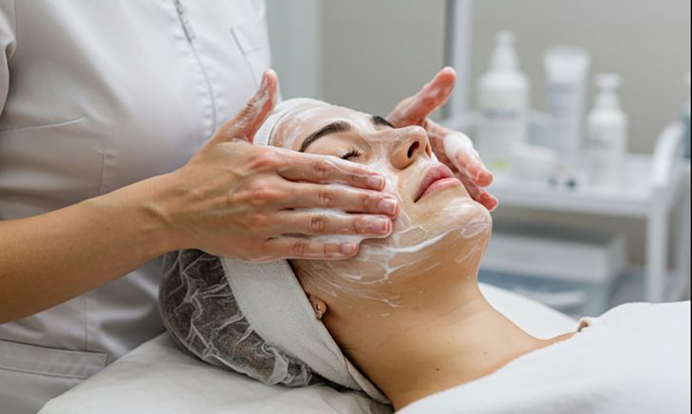 Limpieza facial profunda con tratamiento hidratante y radiofrecuencia