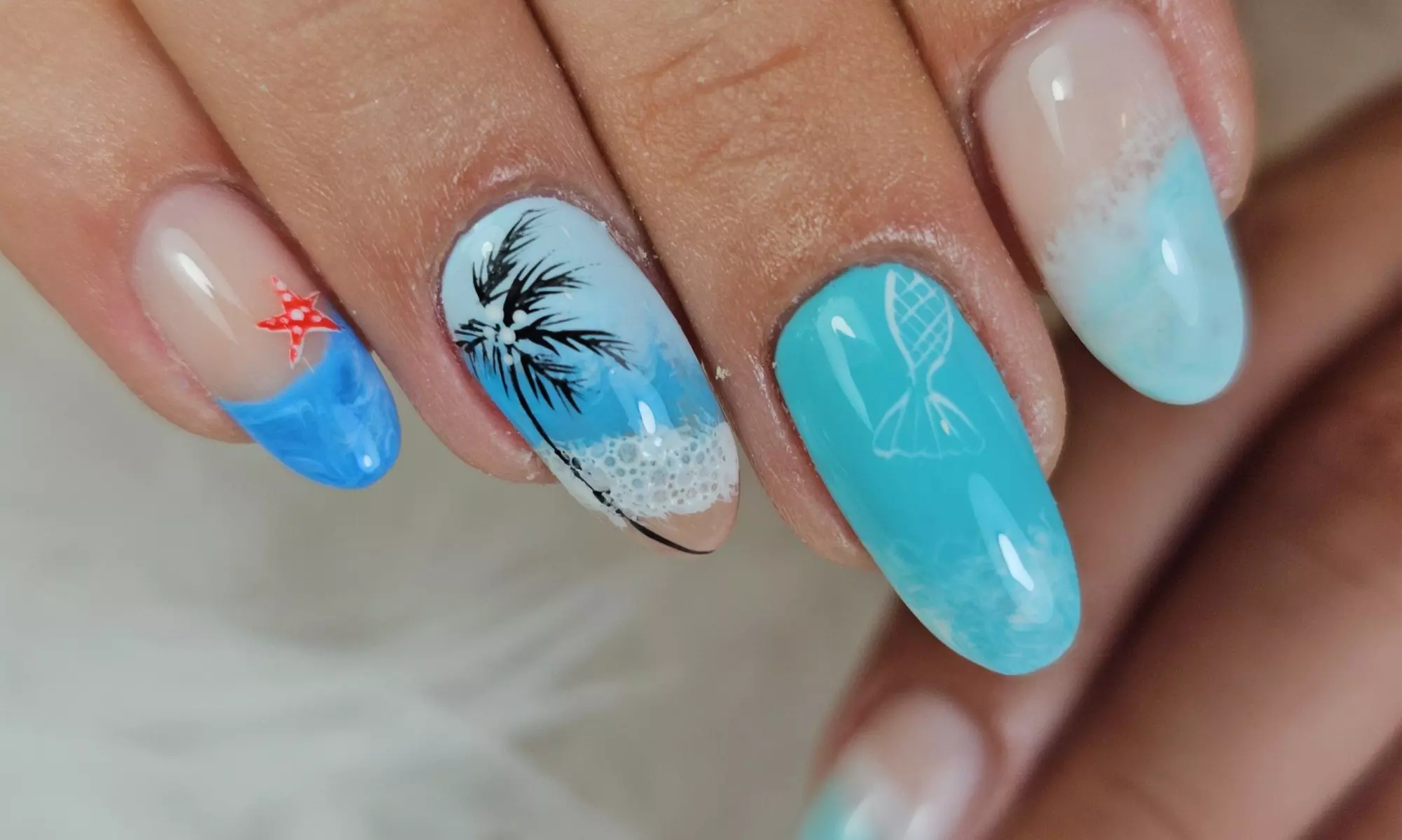 1 sesión de manicura y/o pedicura con esmaltado semipermanente