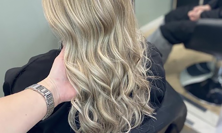 Image 1: Brushing et coloration avec Showroom Beauty Coiffure