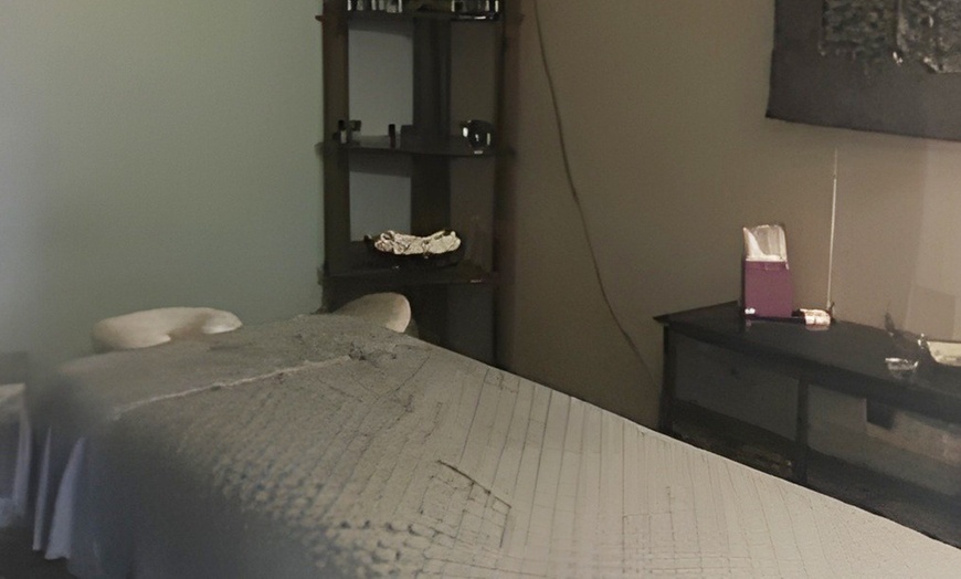 Image 2: Choose From 1,3 or 5 60min Massage of Your Choice