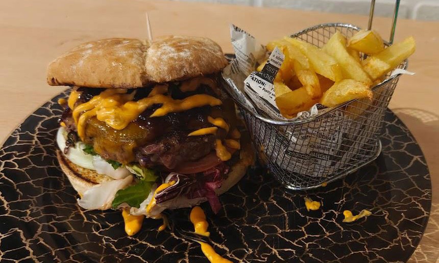 Menú mediterráneo para 2 o 4 personas con postre y bebida