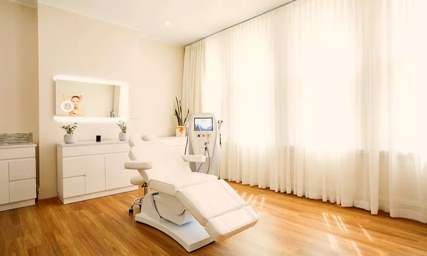 Image 4: 1 or 2 60-min HydraFacial w/ Professional Skin Analysis & LED Therapy