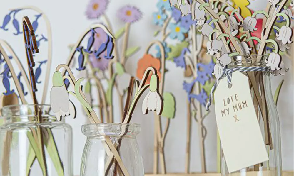 Holzkiste mit Geburtsblumen und Namen