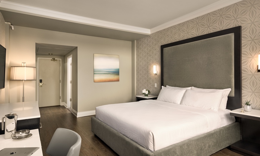 Image 3: 4-Star Luxury Downtown Vancouver Hotel