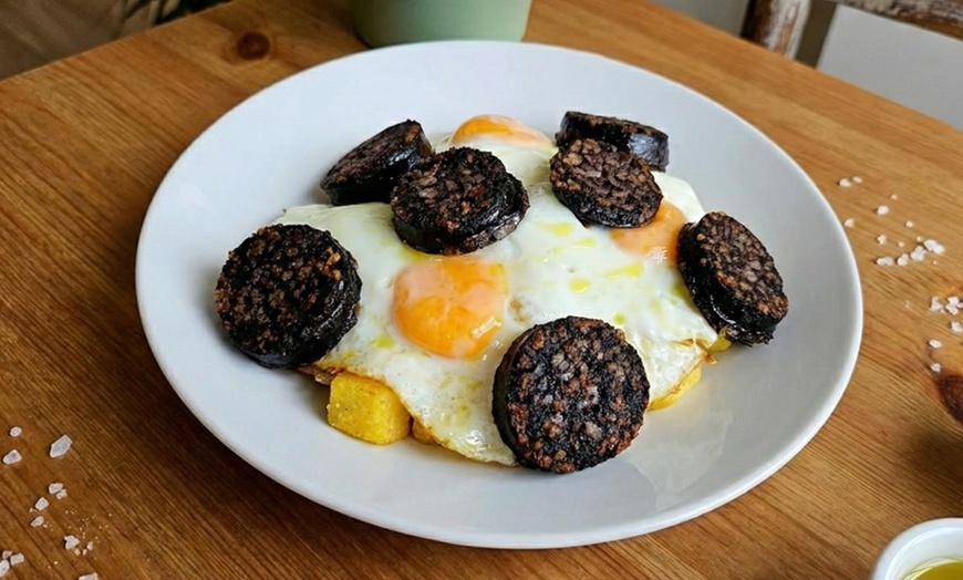 Image 4: Menú de picoteo para 2 o 4 personas con raciones y bebidas
