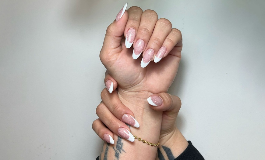 Image 11: Manicura y/o pedicura a elegir o primera puesta de uñas con gel