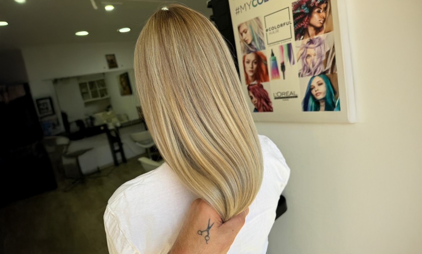 Image 13: Corte de pelo, peinado y opción a tinte de raíz, reflejos o balayage 