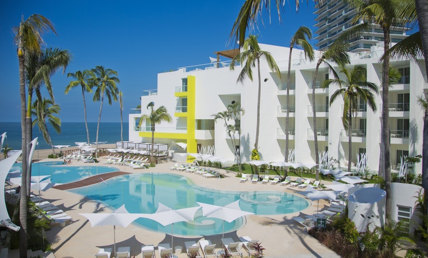 Image 4: ✈4-Night All-Incl. Krystal Grand Puerto Vallarta from Travel by Jen