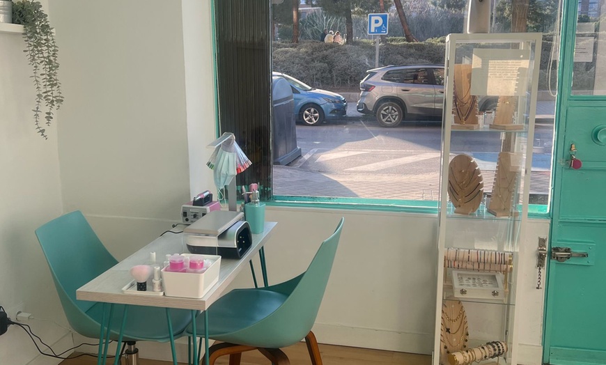 Image 19: Uñas listas: sesión de manicura o pedicura con esmalte semipermanente