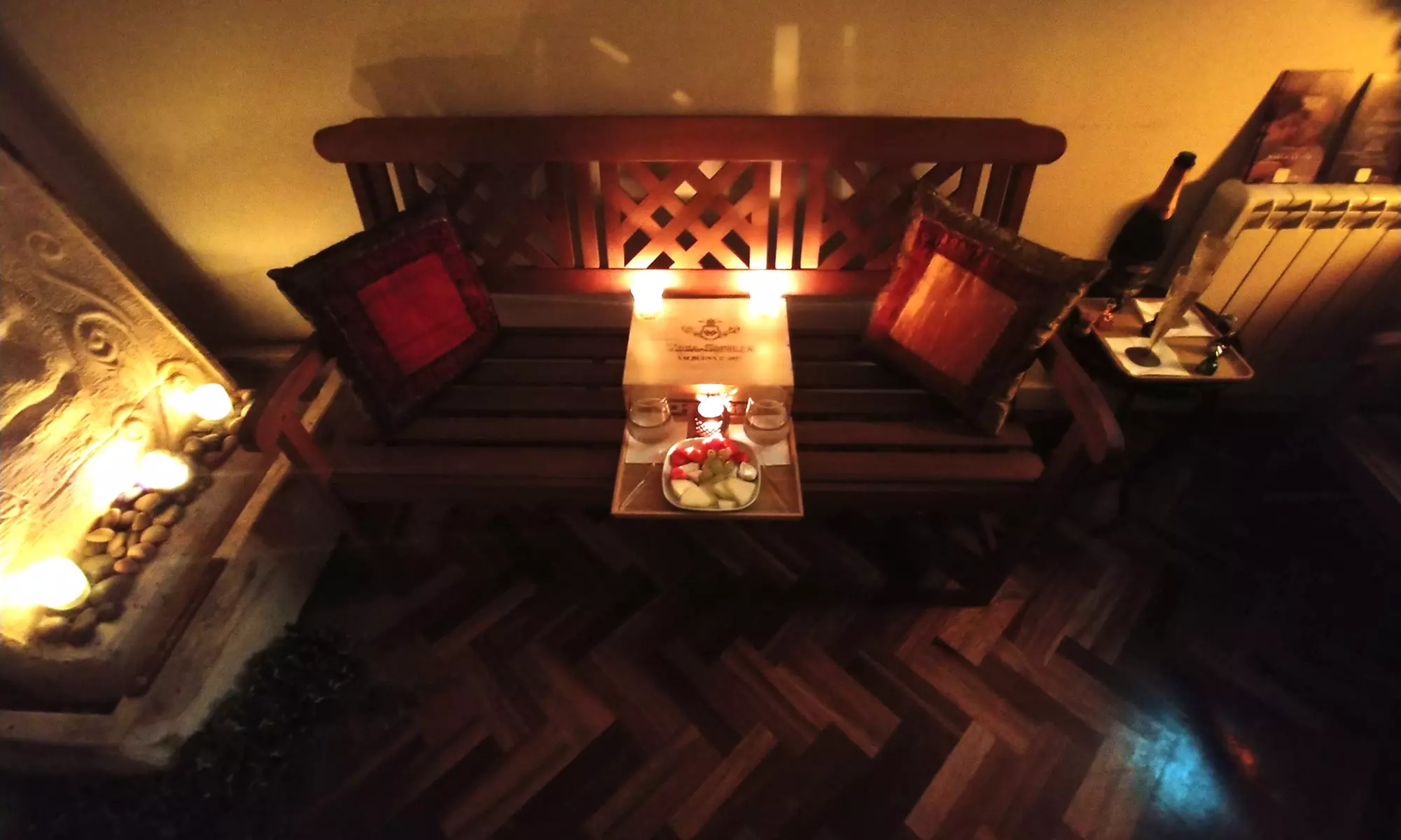 Ritual oriental en pareja con cava y bombones en barrio de Salamanca