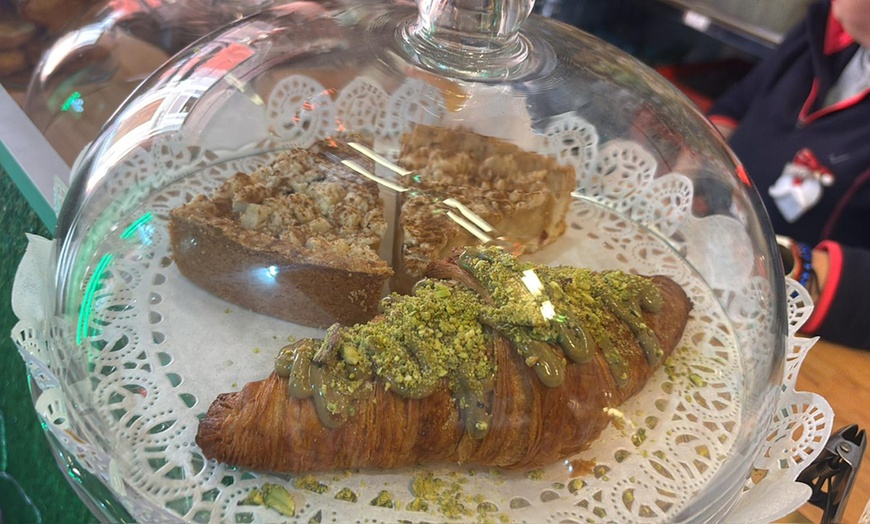 Image 12: Menú de brunch para 2 o 4 con bebida fría y caliente, tosta y postre