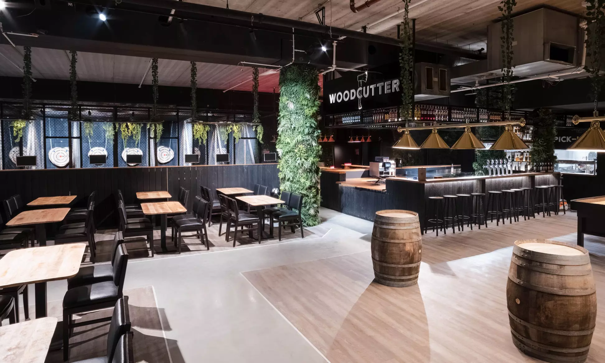 1 Std. Beer Pong, opt. mit Nagelspiel oder 2 Pizzen für bis zu 8 Pers.