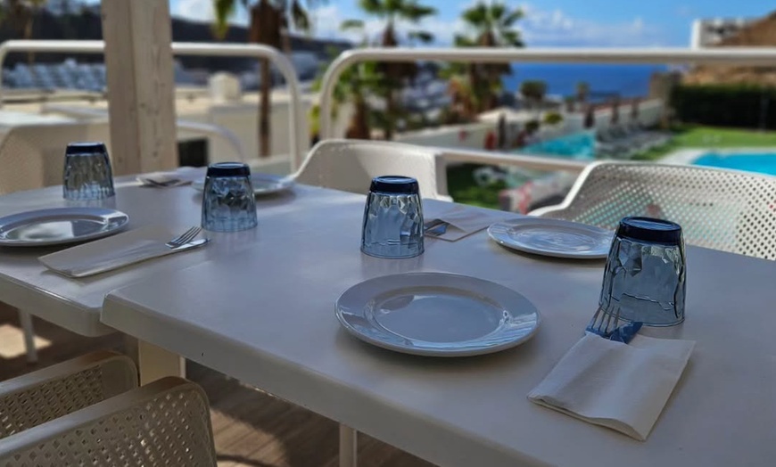 Image 3: Menú mediterráneo o de parrillada para 2 o 4 con postre y bebidas