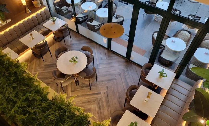 Image 4: Warm ontwaken met een feestelijk ontbijt met bubbels