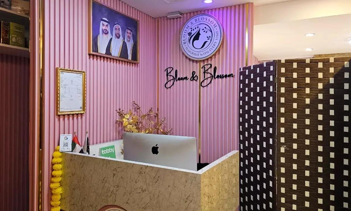 Relax with a 60 Min Full Body Treatment wiith Body Scrub / Hair Wash