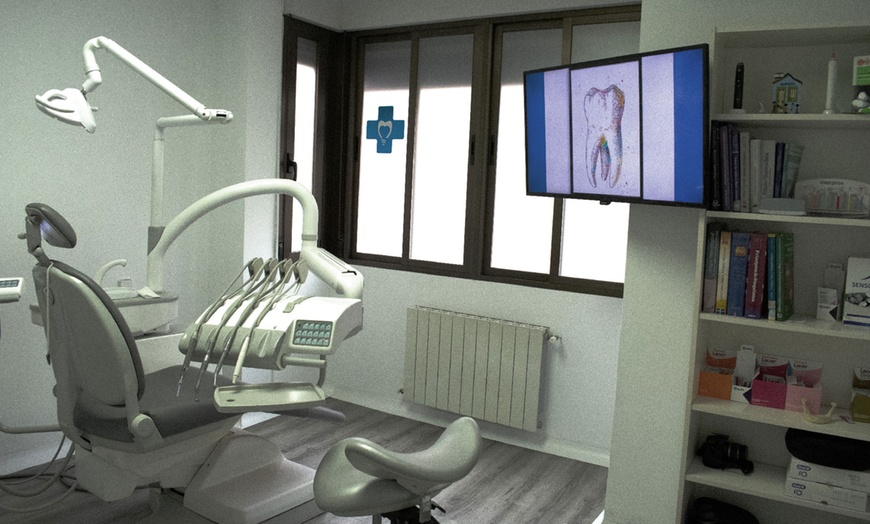Image 1: Limpieza dental y blanqueamiento